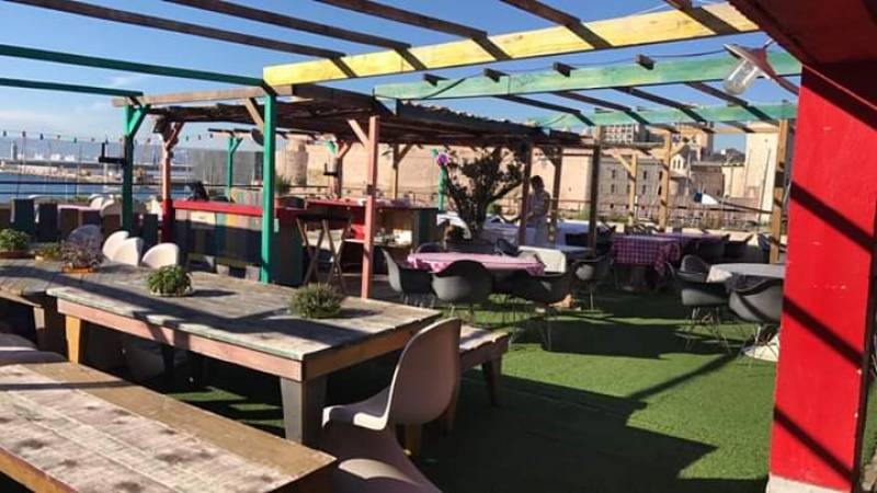 Toit terrasse du Rowing Club Marseille avec vu sur le Vieux Port