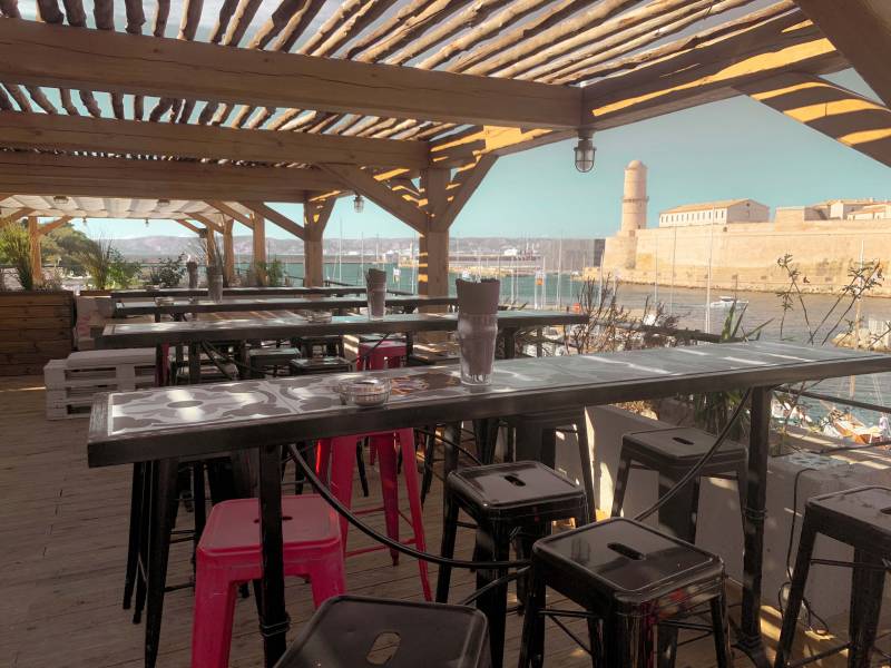 Déguster des tapas en terrasse avec vue sur la mer et le Vieux-Port de Marseille