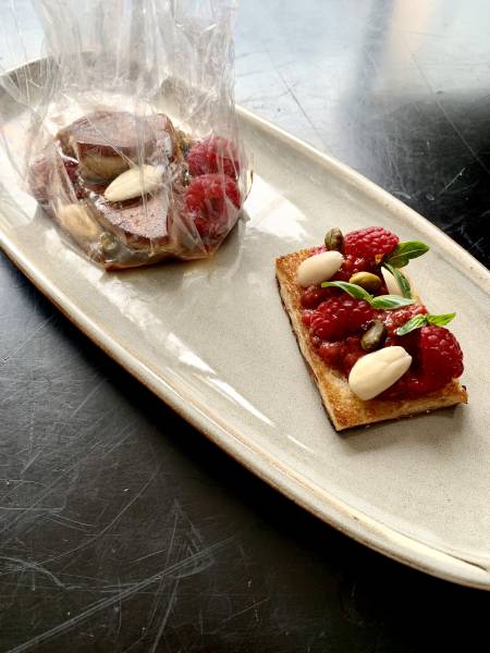 Papillote de foie gras de la maison Masse aux fruits de saison, amandes fraîches et sa brioche