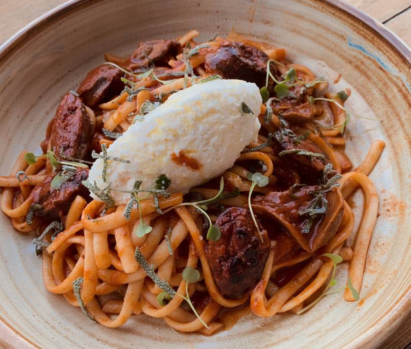 Linguini « Rummo » au figatelli, champignons à la sauge, brousse