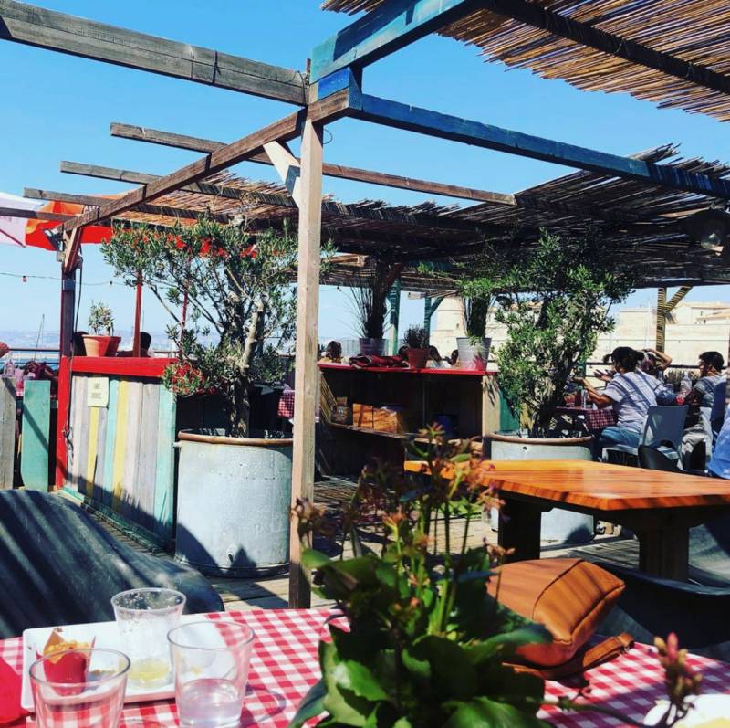 Rooftop Rowing Club restaurant avec vue sur le vieux port et le fort St Jean