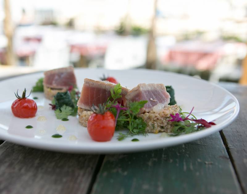 Thon rouge mi cuit, salade fraîche de quinoas aux agrumes, crémeux de citron yuzu